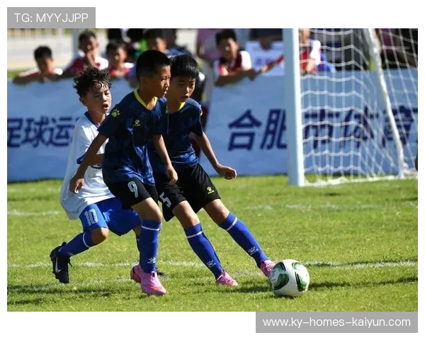 足球少年爆射破网——青春的梦想在绿茵场绽放